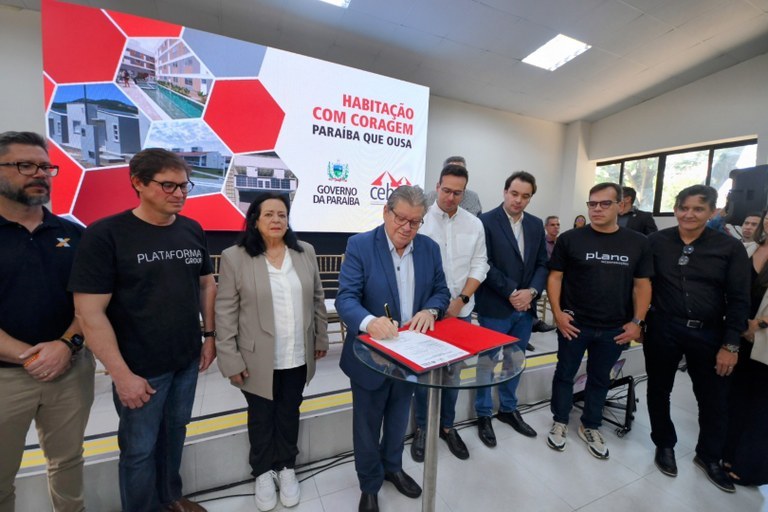 João Azevêdo anuncia construção de mais de 10.250 moradias e assegura recursos para população ter acesso à casa própria