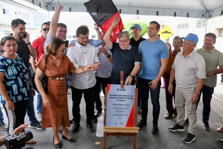 João Azevêdo entrega escola, creche, ginásio, estradas e inspeciona obras em Jericó e Lagoa