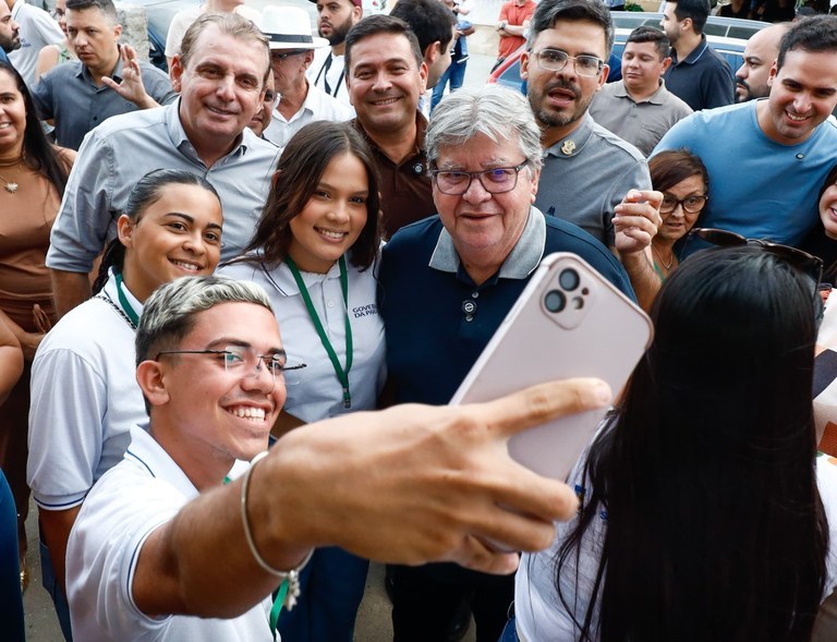 João Azevêdo entrega travessia urbana de São Domingos e inspeciona obras de creches e do Centro de Hemodiálise do Hospital Regional de Pombal