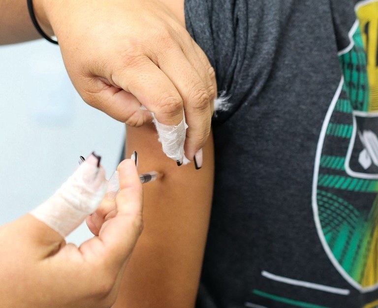 Saúde do Estado prorroga estratégia de vacinação contra o HPV para adolescentes de 15 a 19 anos